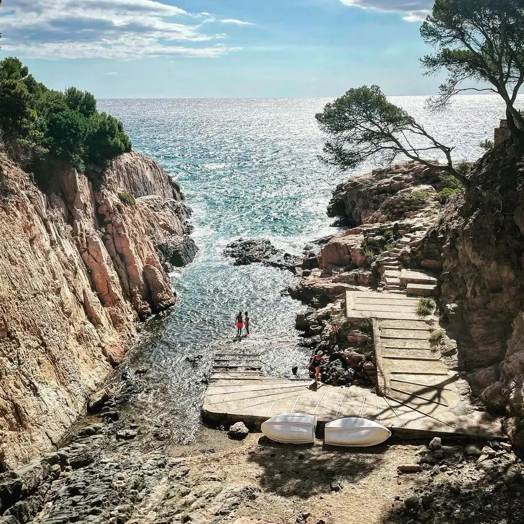 西班牙的12个绝美海滨小镇：阳光、沙滩与异域风情的完美结合 -华闻时空