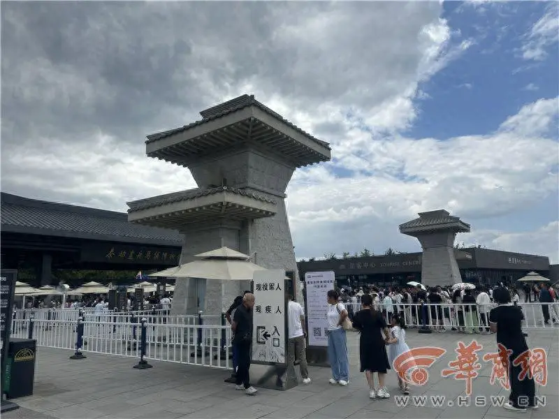 租轮椅逛兵马俑不用排队？记者体验：轮椅走残疾人通道 多道关卡无人核查残疾证 -华闻时空