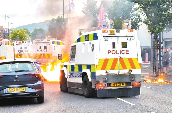 唐宁街被扔燃烧瓶！英媒：骚乱席卷英国，斯塔默政府遇首次重大危机-华闻时空