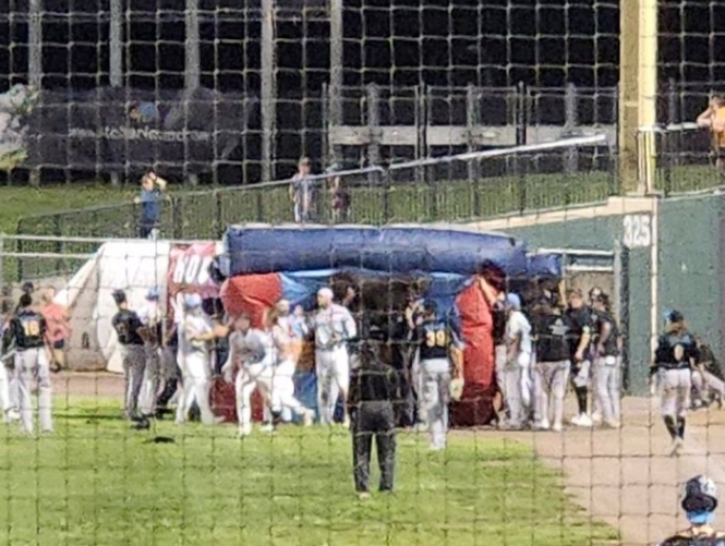 弹跳屋被强风吹起升至6米高度，美国5岁男童坠落身亡-华闻时空