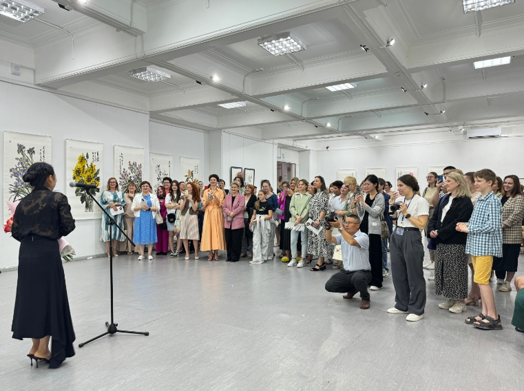 艺术跨越国界：张碧云大写意花鸟画展在俄罗斯新西伯利亚国立艺术博物馆开幕-华闻时空