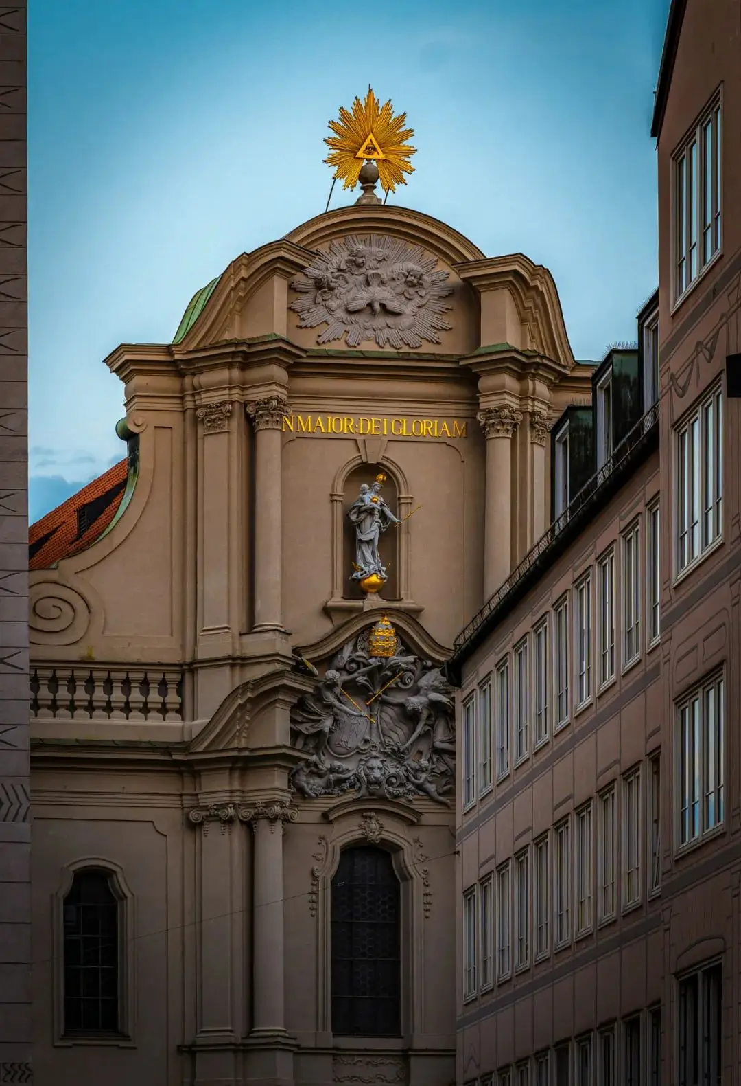 从古典宫殿到现代艺术的城市漫游 -华闻时空