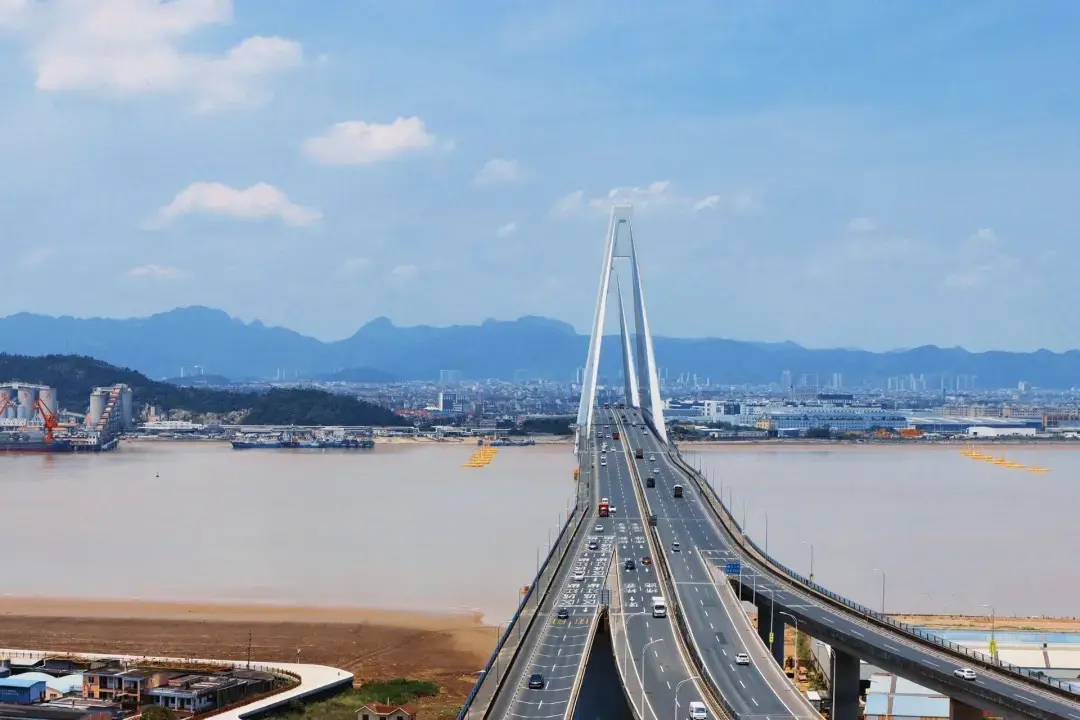 坐电梯实现无痛爬山，这个城市也太酷啦~-华闻时空