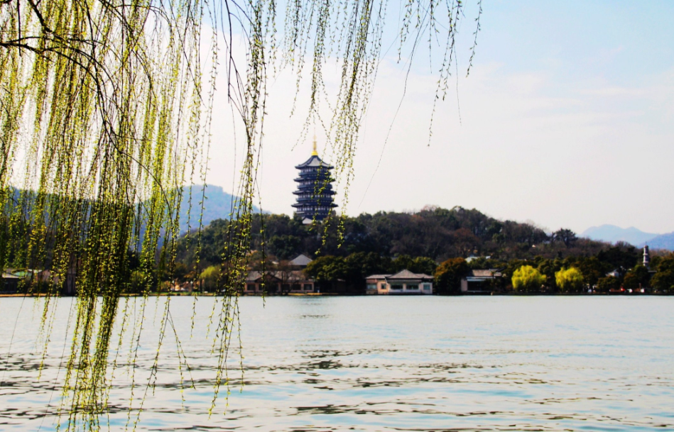 如果说杭州是一首诗，那么西湖就是这首诗的魂-华闻时空