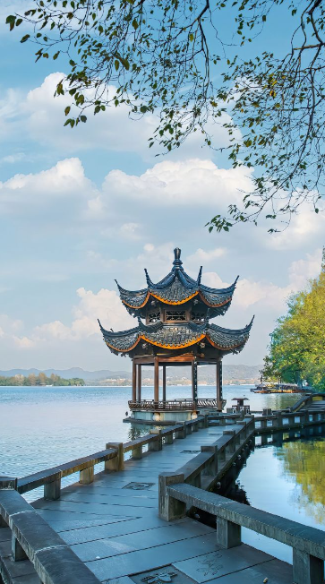 九方珹游西湖·旗袍雅韵-华闻时空