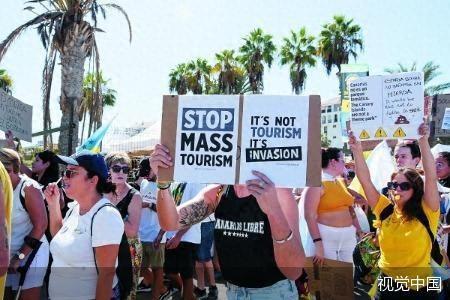 西班牙民众抗议“过度旅游”-华闻时空