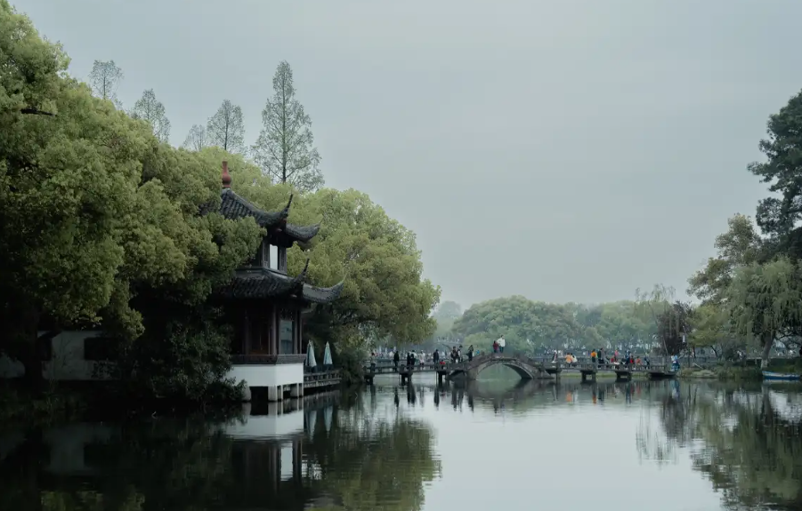 孝哈哈诗歌欣赏:我在西湖边等你-华闻时空