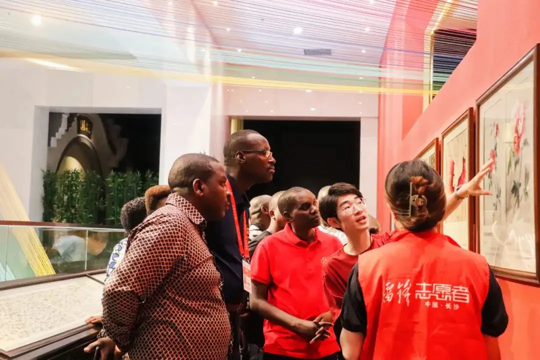 日赚800元，大学生抢着给老外做导游 -华闻时空