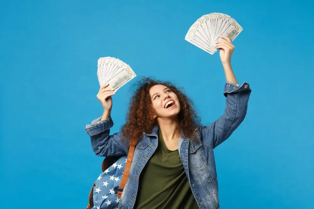 00后大学生做地陪：陪吃陪玩，月入过万 -华闻时空