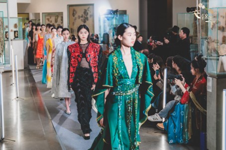 中国电视- 《衣锦天下》 :中式美学绽放巴黎-华闻时空