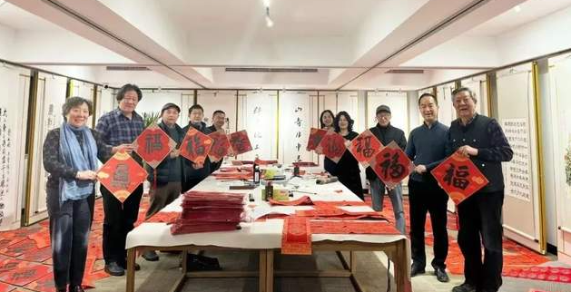 工作动态丨年味渐浓！杭州侨界写春联、送祝福迎新春-华闻时空
