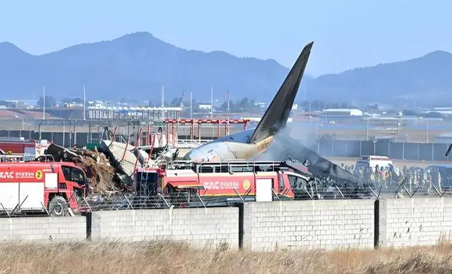 韩国济州航空波音737客机撞地爆炸，全飞机181人，为什么只有2名乘务员生还？ -华闻时空
