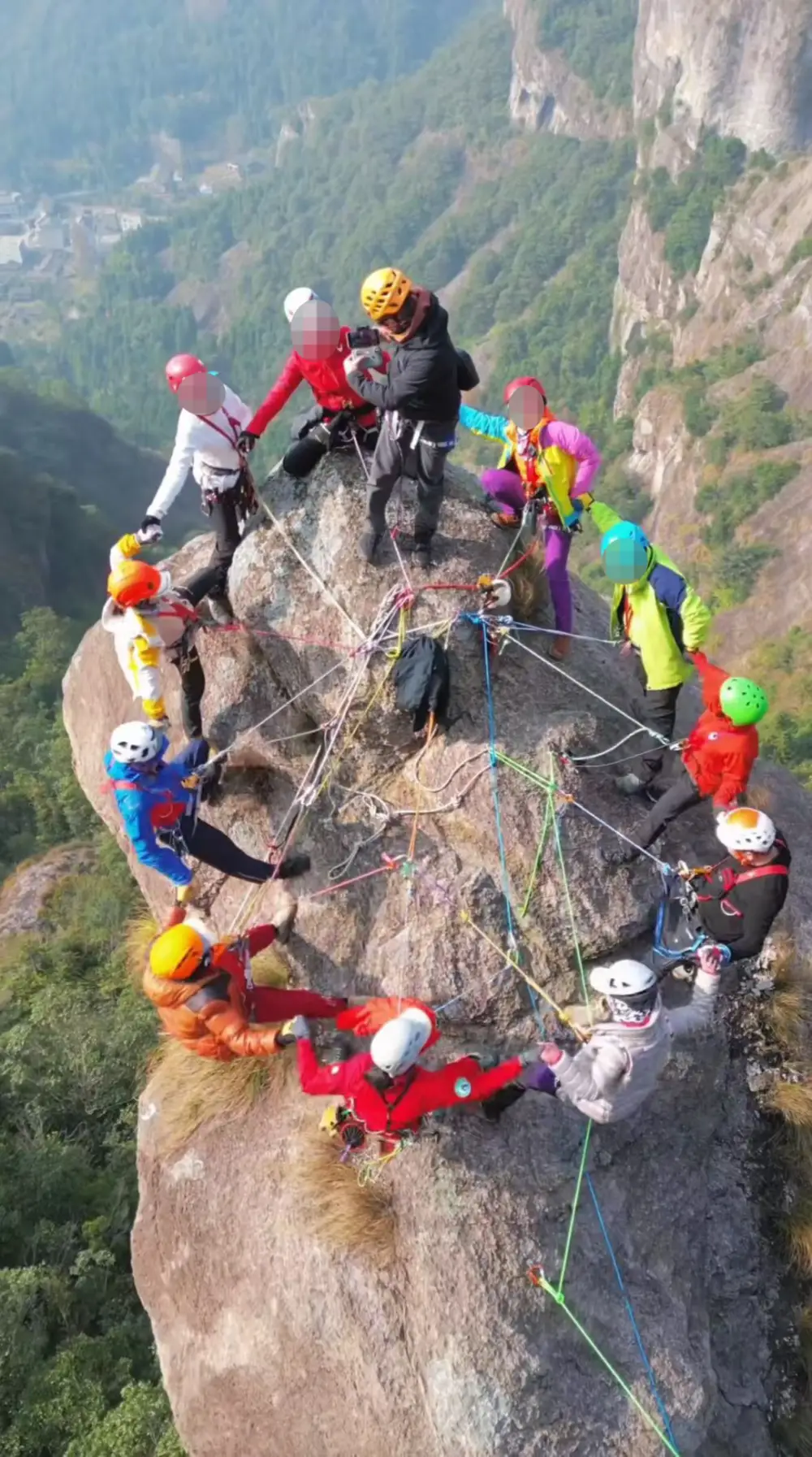 12人“险峰悬崖”上航拍舞动视频！参与者：实际高约28米 -华闻时空