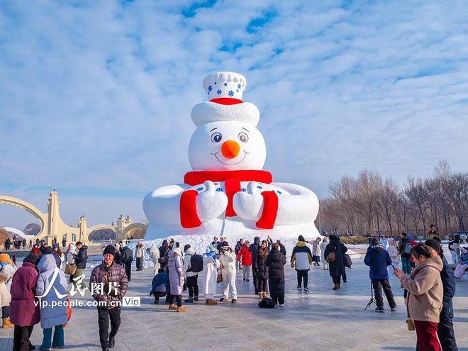 哈尔滨“大雪人先生”正式亮相迎客-华闻时空