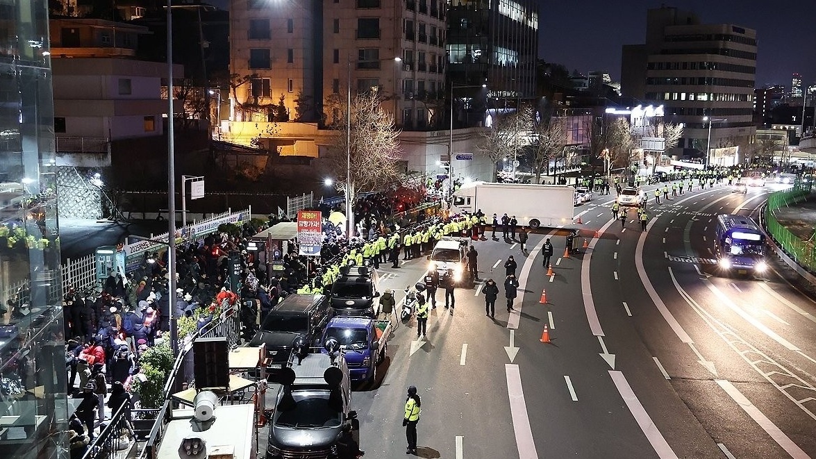 韩国公调处车辆已抵达总统官邸前道路，即将执行逮捕令-华闻时空