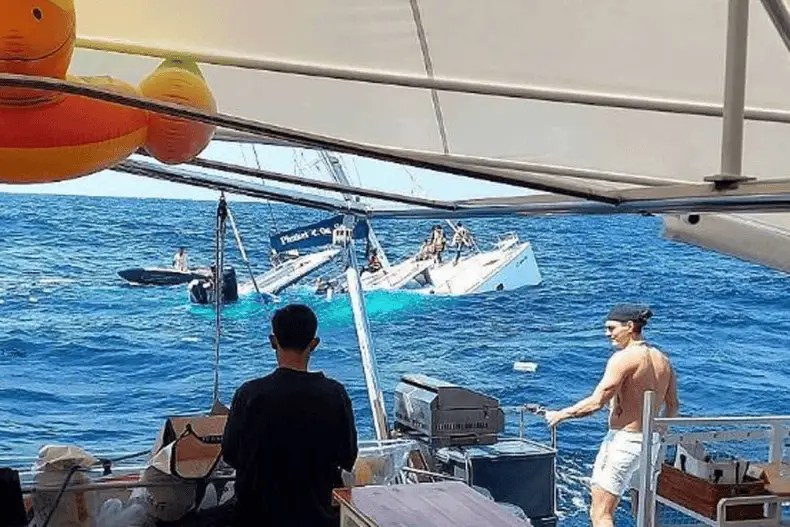 窗户脱落涌入海浪！33名中国游客泰国遭遇游船险情现场曝光 -华闻时空