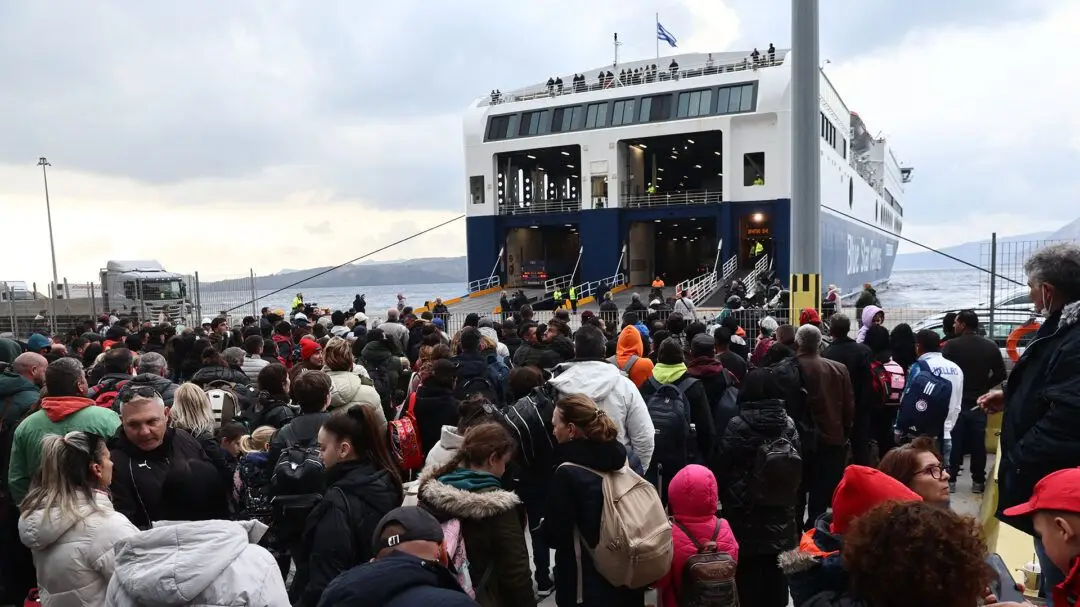 希腊圣托里尼地震不断万人逃离，华人博士生“迎险逆行”探秘火山 -华闻时空