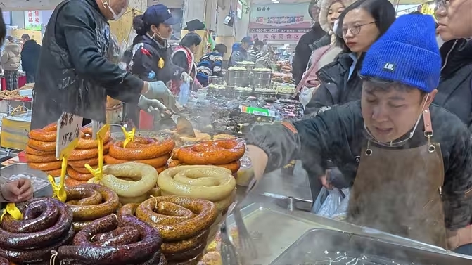 中朝边境大集市，朝鲜族美食汇聚，海鲜饼大米肠，朝鲜打糕参鸡汤，韩国小吃皮仔包，还有好多人参，吃不过来啊，价格意外-华闻时空