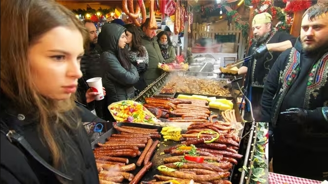 罗马尼亚布加勒斯特圣诞市场街头美食：各种炖肉，铁板烤肉，大肉肠，大肘子等-华闻时空