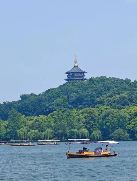 《我在西湖边等待一首诗》(意象派诗歌习作一）-华闻时空
