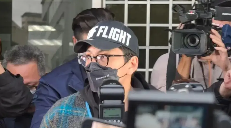 演员王大陆被抓细节曝光：警方分四路到家中抓捕！手机里的照片导致东窗事发 -华闻时空