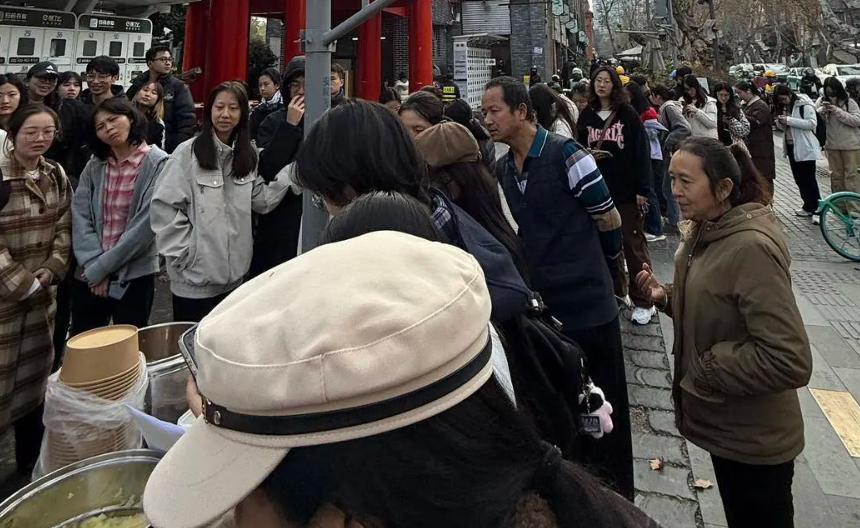 985研究生退学摆摊卖土豆泥日入700元：过自己想要的生活-华闻时空