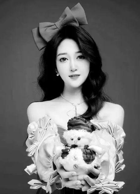 山西“世纪婴儿”千千25岁病逝，母亲：发烧腹疼硬挺5天后回家，次日突然离开 -华闻时空