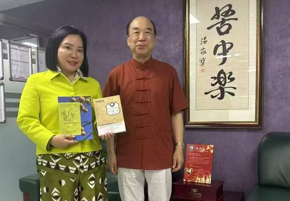 在迪拜拜会华人传奇女性戚红香-华闻时空