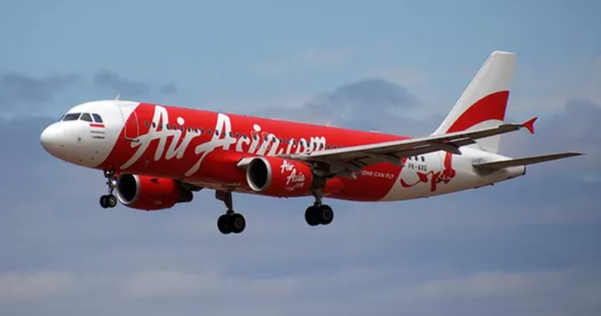 突发:回国航班万米高空引擎起火!绕圈盘旋2小时!乘客写好遗书、默默流泪…-华闻时空