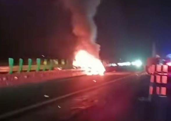 刚刚！当地官方确认3人死亡！小米SU7被曝“在高速上碰撞后爆燃致人伤亡”！客服回应-华闻时空