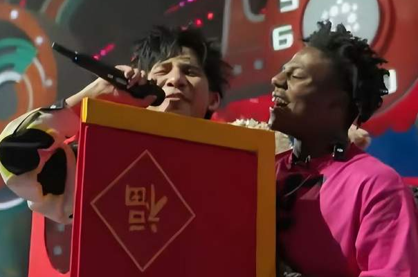 梦幻同框！“甲亢哥”与大张伟成功会面，合唱《阳光彩虹小白马》-华闻时空