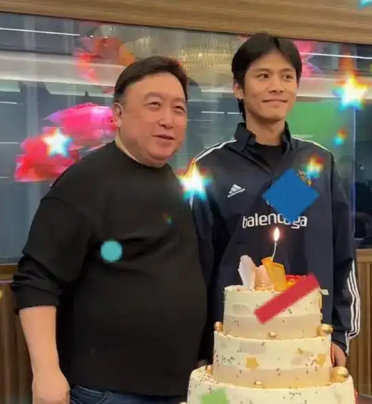 疯狂小杨哥时隔八个月露面了，现身王晶70岁生日会-华闻时空
