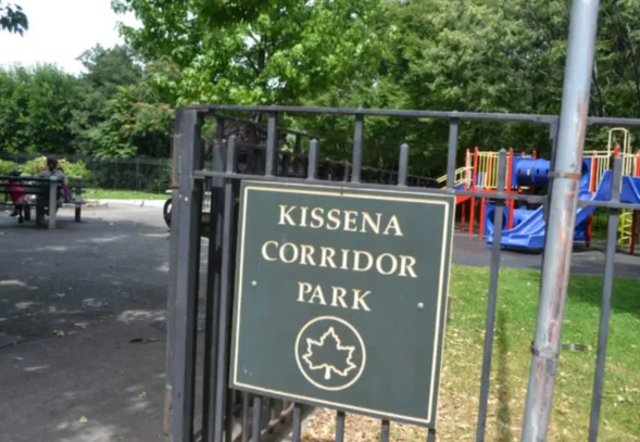 炸了!2华裔少女被同族围殴2小时!铁棍狠砸、剃头掐脖!如同私刑-华闻时空