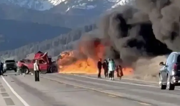 13名中国公民伤亡!黄石公园车祸警方证实:美国司机越线!-华闻时空