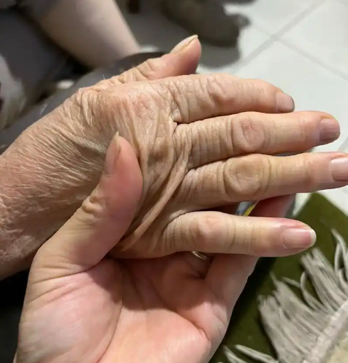 姜敏达诗歌欣赏：母亲的手-华闻时空