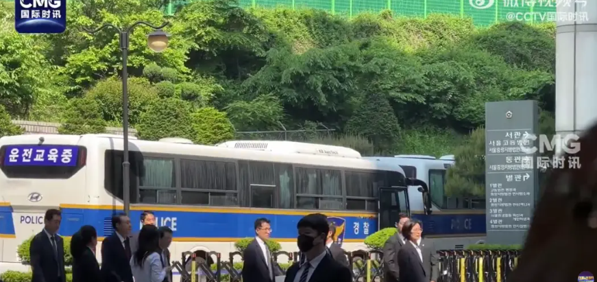首次公开出庭，尹锡悦涉内乱罪第三次庭审-华闻时空