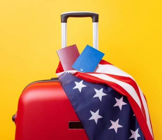 2025赴美旅行有风险！手机被翻、社媒被查，这些华人正被重点盯上！一个贴文就可能被拒入境…-华闻时空