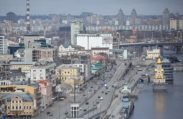 突发！乌克兰基辅多地遭袭，持续传出爆炸声！此前我使馆紧急通知：请中国公民做好撤离准备-华闻时空