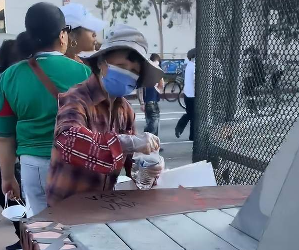 火爆全网！洛杉矶暴乱疯狂现场，华人大妈却在“战区”淡定捡瓶子！路人傻眼，网友纷纷致敬！-华闻时空