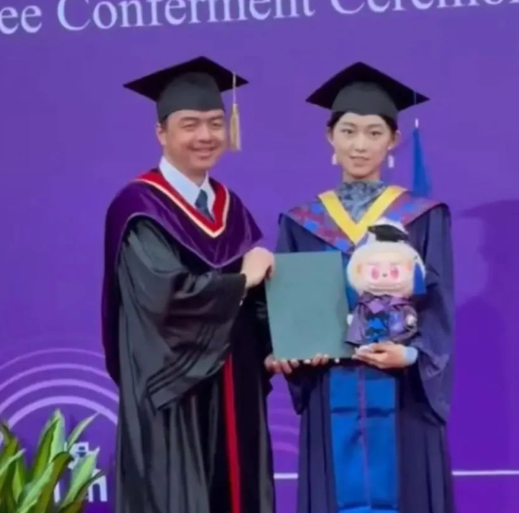 全世界学历最高的labubu来了！-华闻时空