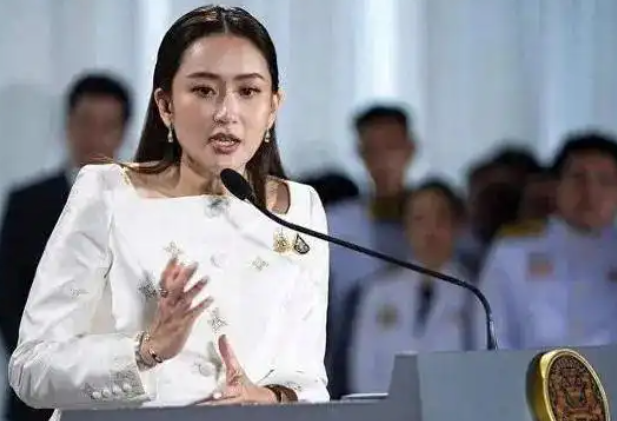 泰国女总理佩通坦被停职-华闻时空