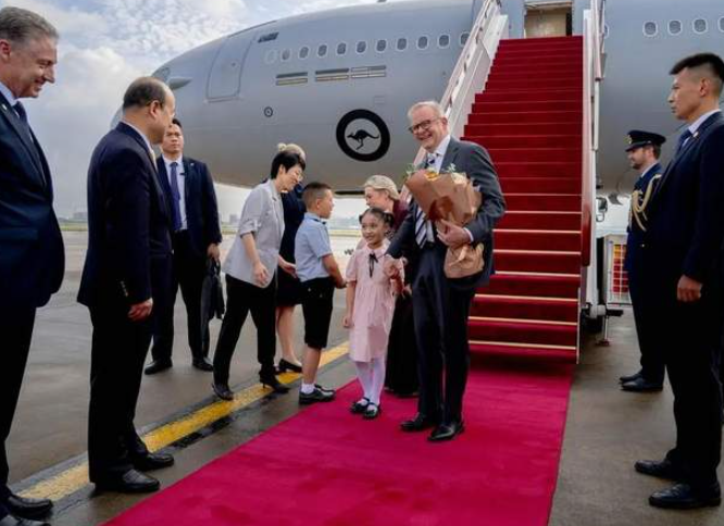 澳总理艾博年抵达上海，引发围观！漫步外滩，与路人打招呼，为澳洲“打广告”！-华闻时空