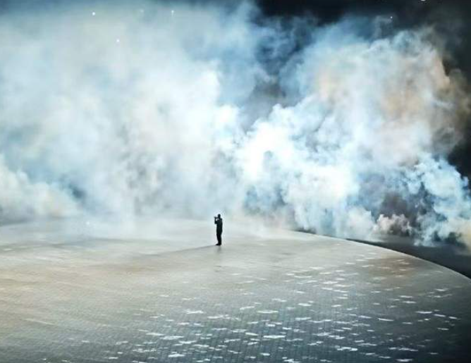 女子吐槽花2680元看“侃爷”演唱会：像去米其林吃白粥，观众无聊到玩游戏-华闻时空