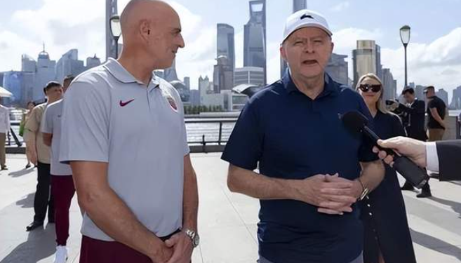 艾博年访华，创造一个新纪录！出访携带“豪华阵容”，盛赞中国餐厅！-华闻时空