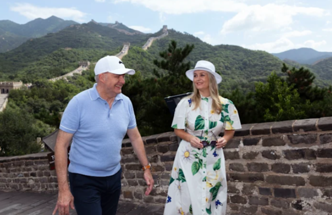 澳洲总理到访长城, 想当场结婚! 中澳达成多项重磅协议, 签证放宽, 大批华人即将来澳-华闻时空