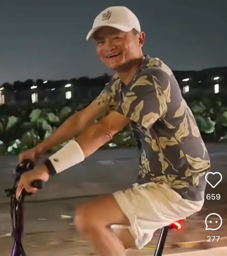 马云现身，西湖边骑车兜风 -华闻时空