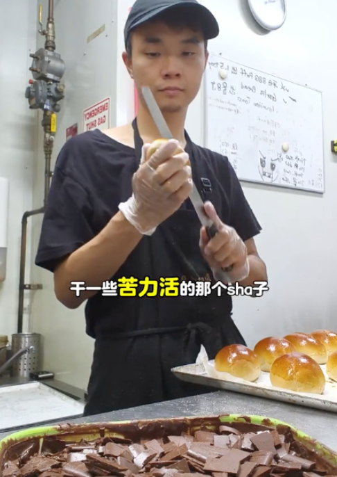冲上热搜!! 中国小伙放弃世界500强, 跑到澳洲当蓝领! “国内加班到凌晨3点, 光鲜工作不是理想, 而是囚笼!”-华闻时空