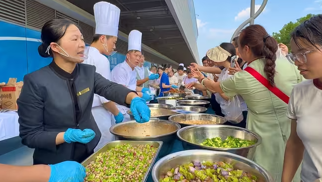 五星级酒店出来摆地摊？现场火爆，烧鸡，凉菜，卤牛肉，牛蹄筋一抢而空，大包子真香-华闻时空
