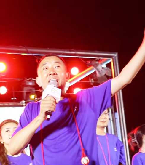早报记者专访知名公益人陈行甲，他连续两年来青岛，点赞“微尘”和“九月天使”，致敬“大爱之城”！-华闻时空