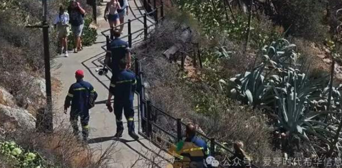 雅典热门景点突发坠崖事故，外国游客拍照疑被强风掀翻-华闻时空